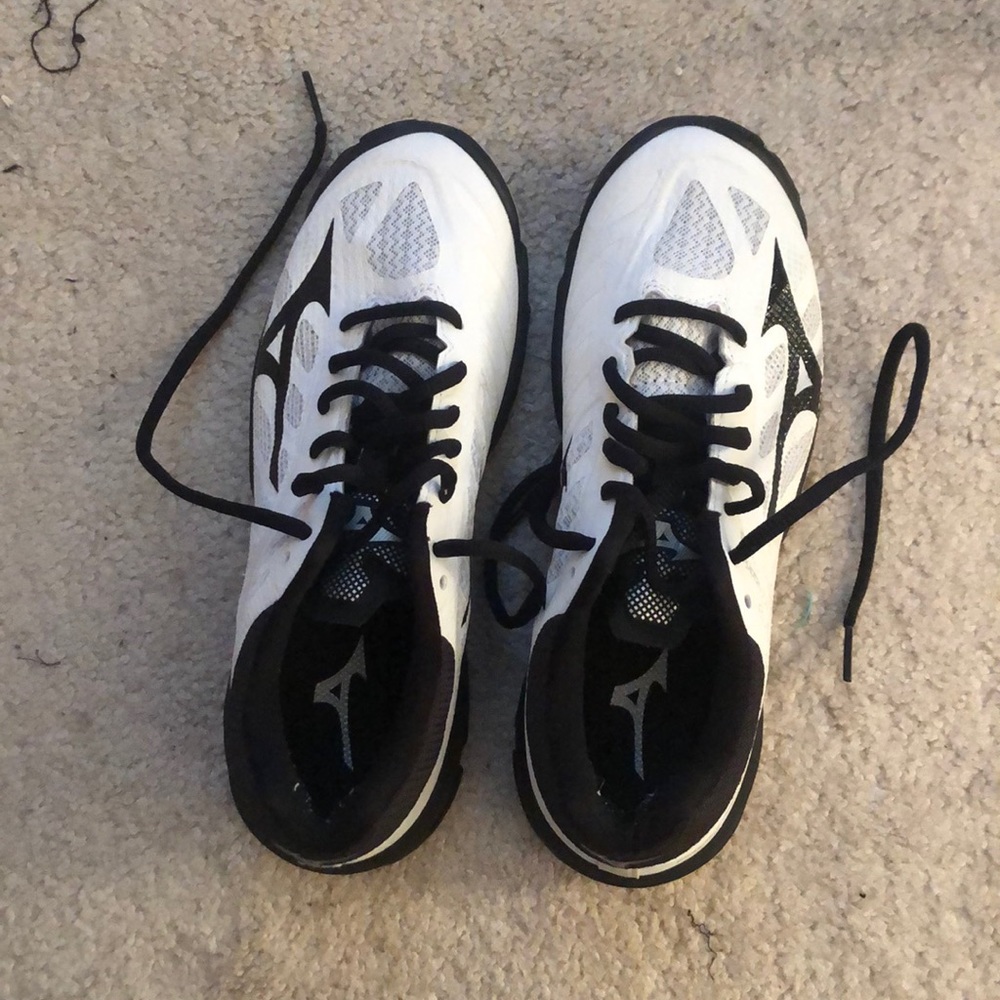 mizuno wave lightning z4 volleyball sneakers